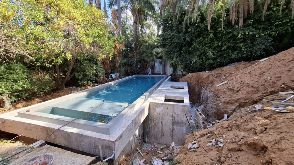 שלב הקמת בריכת בטון בחצר פרטית